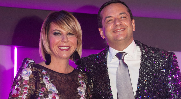 Paola Carbone con il marito Dino Falconio alla festa per i suoi 40 anni