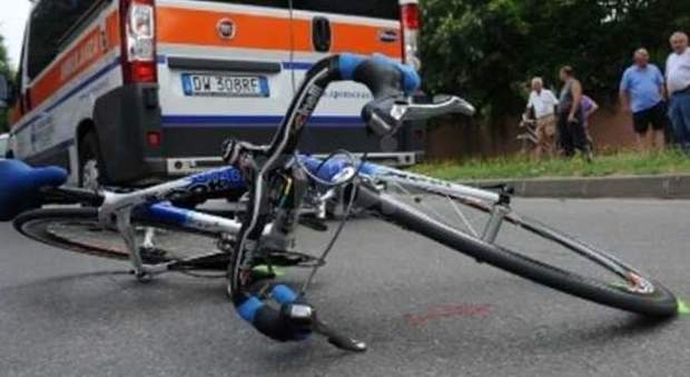 Travolto da un'auto mentre era in bicicletta: ciclista muore a 35 anni