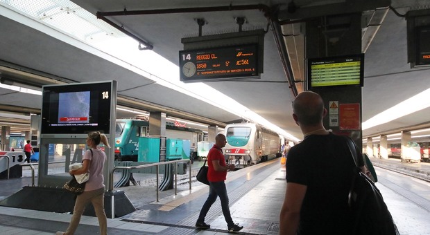 Vigilante aggredito a Napoli da un immigrato che stava facendo i suoi bisogni in stazione