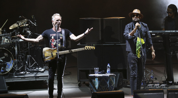 Napoli, Sting oscura Shaggy nell'arena del reggae