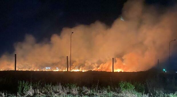 Incendio ad Aprilia, le fiamme minacciano la turbogas