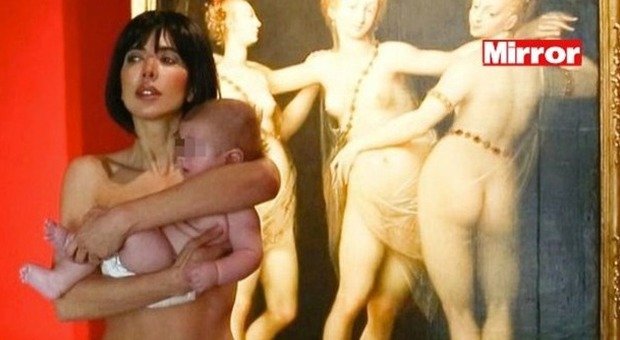 Nuda al museo col bebè in braccio: "Sono un'opera d'arte"
