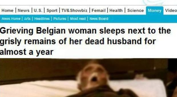Dormiva col marito mummificato e mangiava a fianco del cane morto