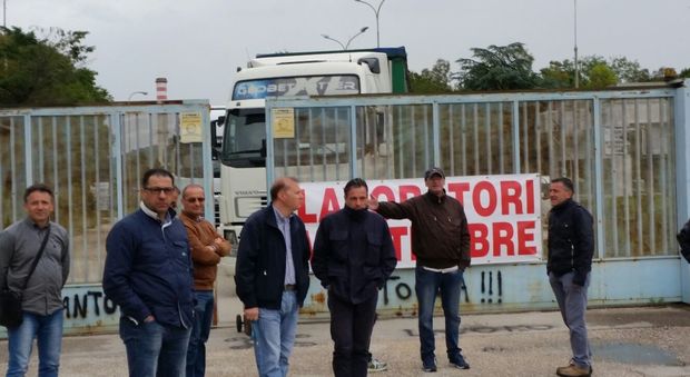 Mobilità scaduta, gli operai dell’ex Montefibre di Acerra in presidio davanti ai cancelli della fabbrica dismessa