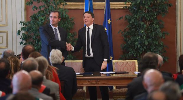 Renzi con De Magistris a Napoli firmato il Patto: «Sì al confronto»