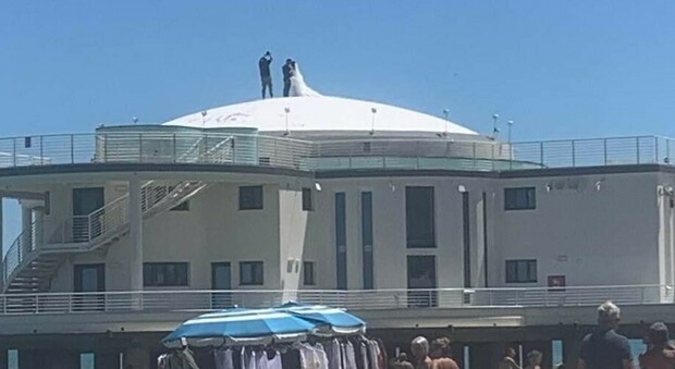 Foto degli sposi sul tetto della Rotonda, l’ira del sindaco: «E' proibito e pericoloso. Ora li identifichiamo per punirli»