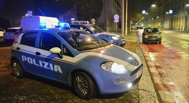 Prova a nascondersi tra le auto, giovane consegna ai poliziotti la droga