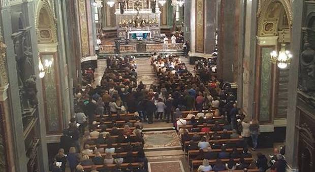 Pompei, tremila fedeli all'alba per la preghiera del «Buongiorno a Maria»