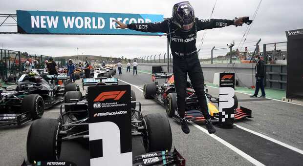 Lewis Hamilton scende dalla Mercedes a Portimao dopo la sua vittoria numero 92 in Formula 1