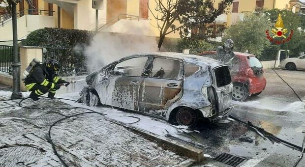 Auto in fiamme a Osteria Nuova, vigili del fuoco al lavoro questa mattina in via Spadolini per domare l'incendio