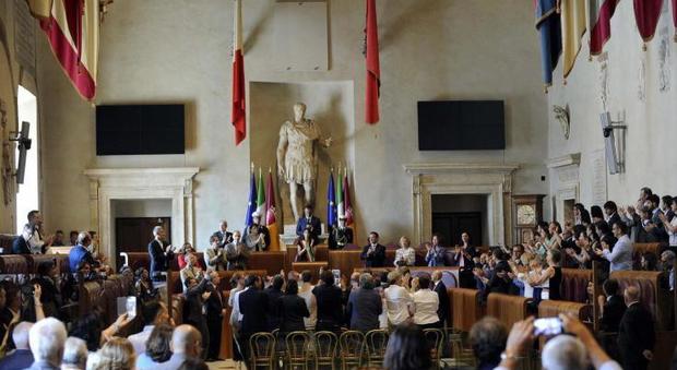 Roma, in Campidoglio un minuto silenzio per Fo. Fdi esce dall'Aula: aiutò assassini fratelli Mattei