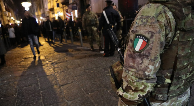 Napoli, movida violenta ai baretti, fermato presunto autore della sparatoria: è un ventenne figlio di un boss