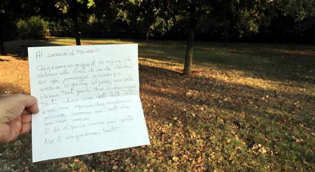 Foligno, dieci ragazzini scrivono al sindaco: «Fai il possibile per far tornare i giochi al parco, non sappiamo più dove poter giocare»