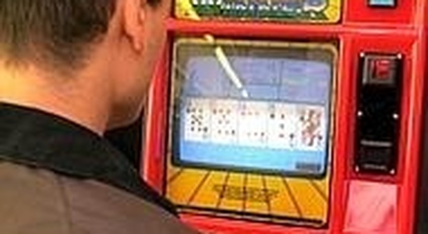 San Benedetto, slot machine accesa in piena notte: arriva il verbale per il locale