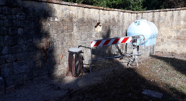 Perugia, infiltrazioni e fiori rubati nei cimiteri: problemi e proteste