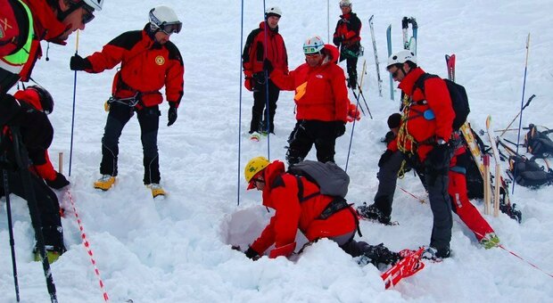 Valanga si stacca sulla Tofana: scialpinista travolta e trascinata dalla neve