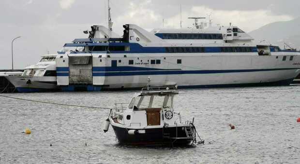 Maltempo nel porto di Capri, traghetto in partenza finisce contro aliscafo: paura tra i passeggeri