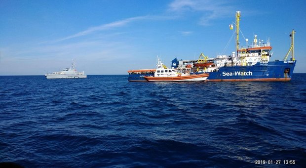 Sea Watch vicino a Lampedusa vira verso Malta. Salvini: «Vogliono lo scontro politico»