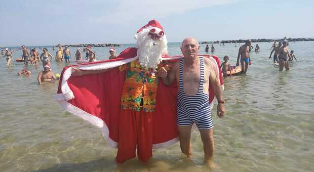 Santa Claus in spiaggia