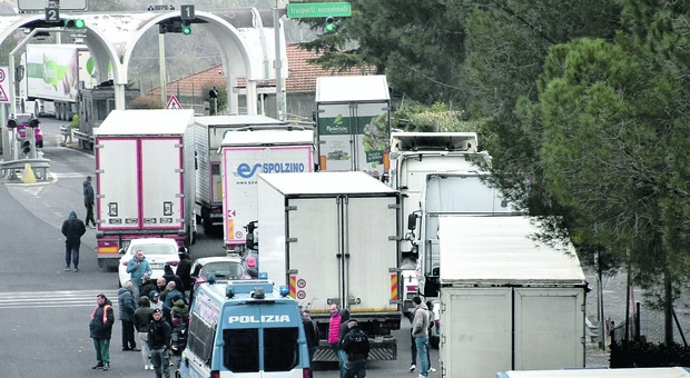 Caro carburante, Tir fermi domani nel Casertano: «Decisione inevitabile»