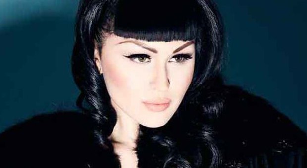 Viktoria, la sexy cantante disabile: «Basta con le star troppo perfette» | Video e foto