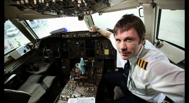 Sorpresa a bordo dell'aereo dalla Sardegna: il pilota è un cantante famosissimo