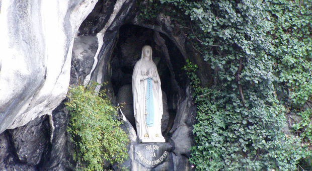 Tra solidarietà e cura, prevenzione e ricerca parte il «treno bianco» per Lourdes, la speranza in pellegrinaggio