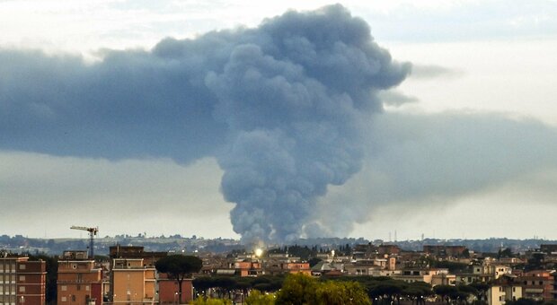 Roma, incendio a Malagrotta: aperta un'inchiesta, ora 900 tonnellate di rifiuti da smaltire. Sopralluogo di Gualtieri