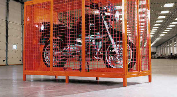 Una maxi moto messa al sicuro sulla gabbia di spedizione della TNT