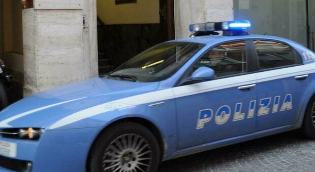 Rimini, fidanzatini reagiscono ai controlli della polizia e picchiano agenti: lei, 16 anni, era fuggita da casa