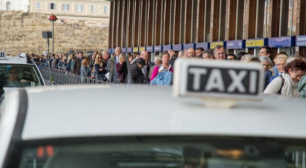 I tassisti di Roma: «Vogliamo 3 euro in più a corsa per indennità da ingorgo». La richiesta per il caos traffico
