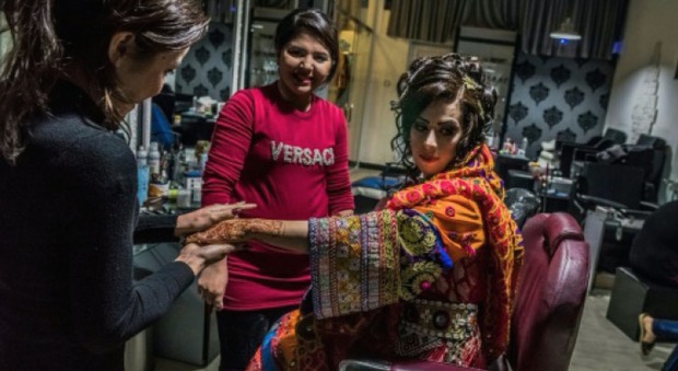 Henna, un salone di bellezza di Kabul (foto AFP)