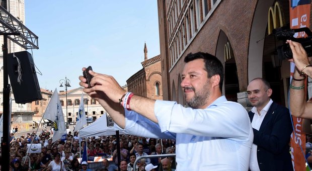 Salvini e la fede: «Sono molto devoto. Voglio fare il cammino di Santiago e andare a Pietrelcina»