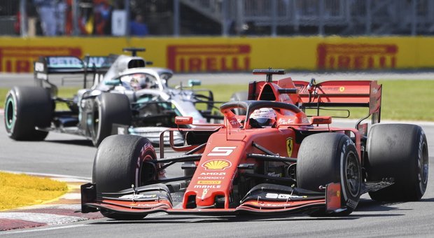Il duello in pista tra Vettel ed Hamilton