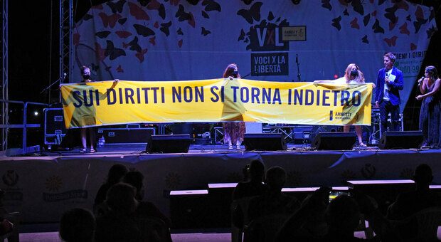 “Voci per la libertà - Una canzone per Amnesty”: esce oggi la raccolta digitale di 12 brani, da Niccolò Fabi a H.E.R. e Marina Rei
