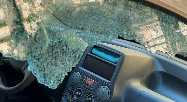 Raid vandalico in via Rieti: auto spaccate e danni ingenti
