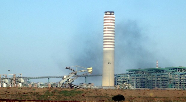 Fumi di carbone alla centrale di produzione elettrica di Cerano