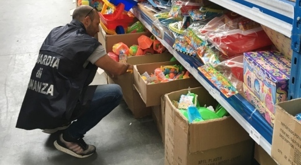 Maxi sequestro al China Ingross: centomila giocattoli "illegali"
