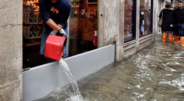 Venezia. Effetto acqua alta, obbligatorie dotazioni speciali per i piani terra: paratie ed elettropompe