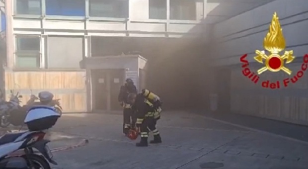 Genova, incendio al Terminal traghetti: il fumo invade il centro commerciale, tre intossicati intubati in ospedale