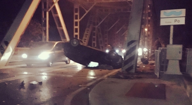L'auto rovesciata all'imbocco del ponte