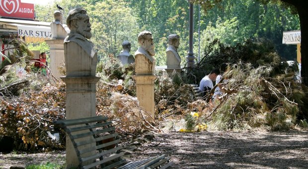 Le statue del Gianicolo assediate dai rami caduti dagli alberi