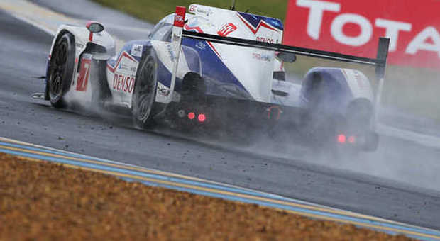 La Toyota TS 40 numero 7 in testa alla 24 Ore di Le Mans