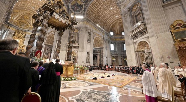 Cadono frammenti del soffitto a San Pietro durante la messa del Papa