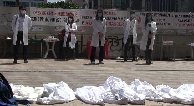 Napoli, la protesta in piazza dei giovani medici: «Via il camice contro l'imbuto formativo»