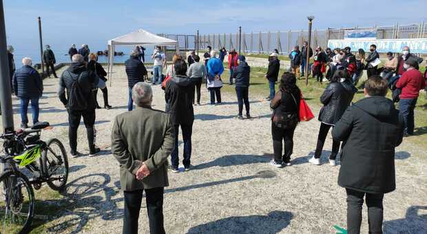 Napoli, assemblea sulla spiaggia di San Giovanni contro il deposito di gas