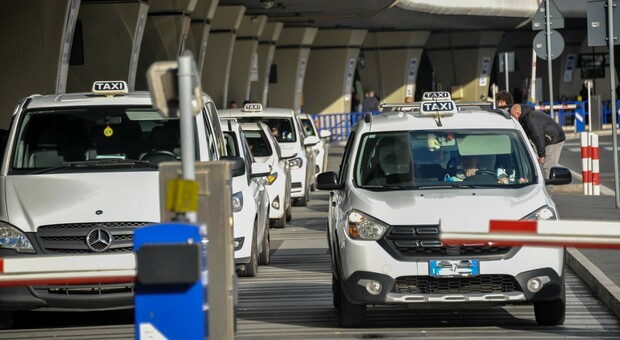 Taxi, gli italiani bocciano il servizio: «Costoso e di scarsa qualità». E chiedono una riforma. Il sondaggio Quorum