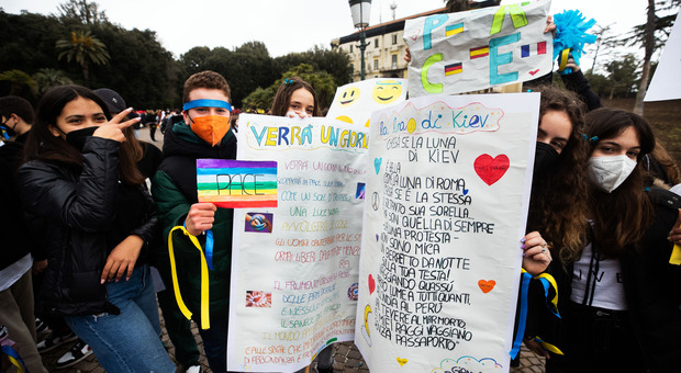 Ucraina, mille studenti napoletani in marcia per la pace a Capodimonte: «Così cambiamo il mondo»