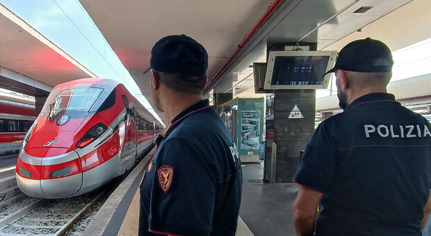 Operazione Rail Safe Day a Napoli, controlli straordinari nelle stazioni ferroviarie: 1.640 persone identificate