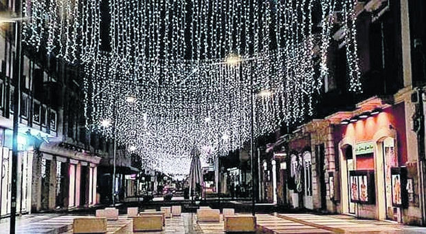 Ok al Natale: arrivano luminarie, addobbi e un grande albero nelle strade. Ecco dove